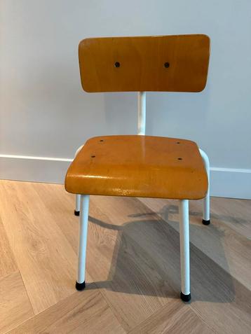Vintage kinderstoeltje beschikbaar voor biedingen