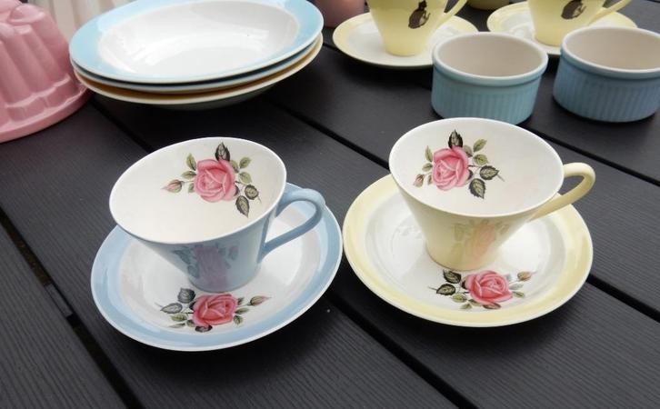 Pastel P Regout / Sphinx  kop en schotels met rozen, Huis en Inrichting, Keuken | Servies, Kop(pen) en/of Schotel(s), Overige stijlen