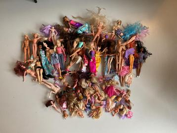 Grote verzameling Barbiepoppen + kleding beschikbaar voor biedingen