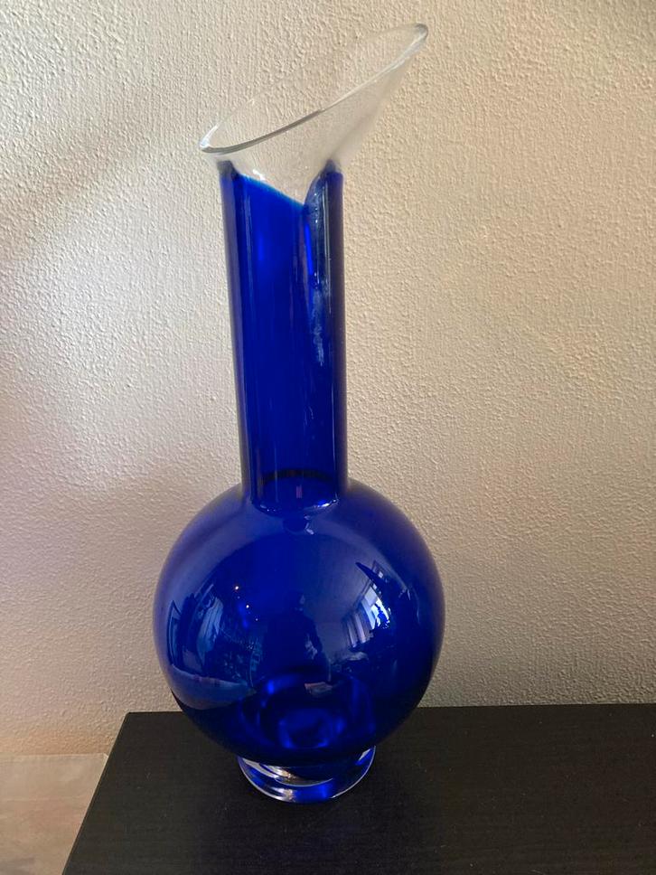 Kobalt Blauwe Bolvaas met Lange Hals, Huis en Inrichting, Woonaccessoires | Vazen, Gebruikt, Blauw, Minder dan 50 cm, Glas, Ophalen of Verzenden