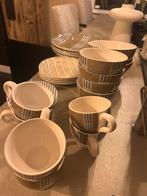 Servies at home whit Mariske, Ophalen