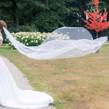 Sluier Abrazi met witte bloemen en pareltjes beschikbaar voor biedingen