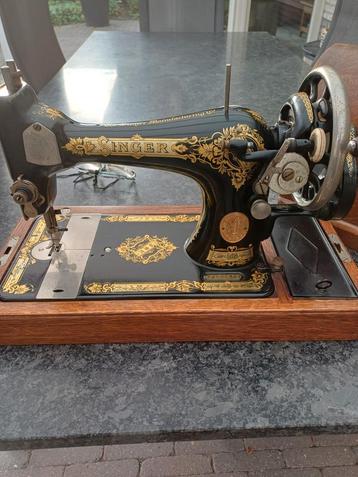 Antieke Singer naaimachine/ iconisch ontwerp beschikbaar voor biedingen