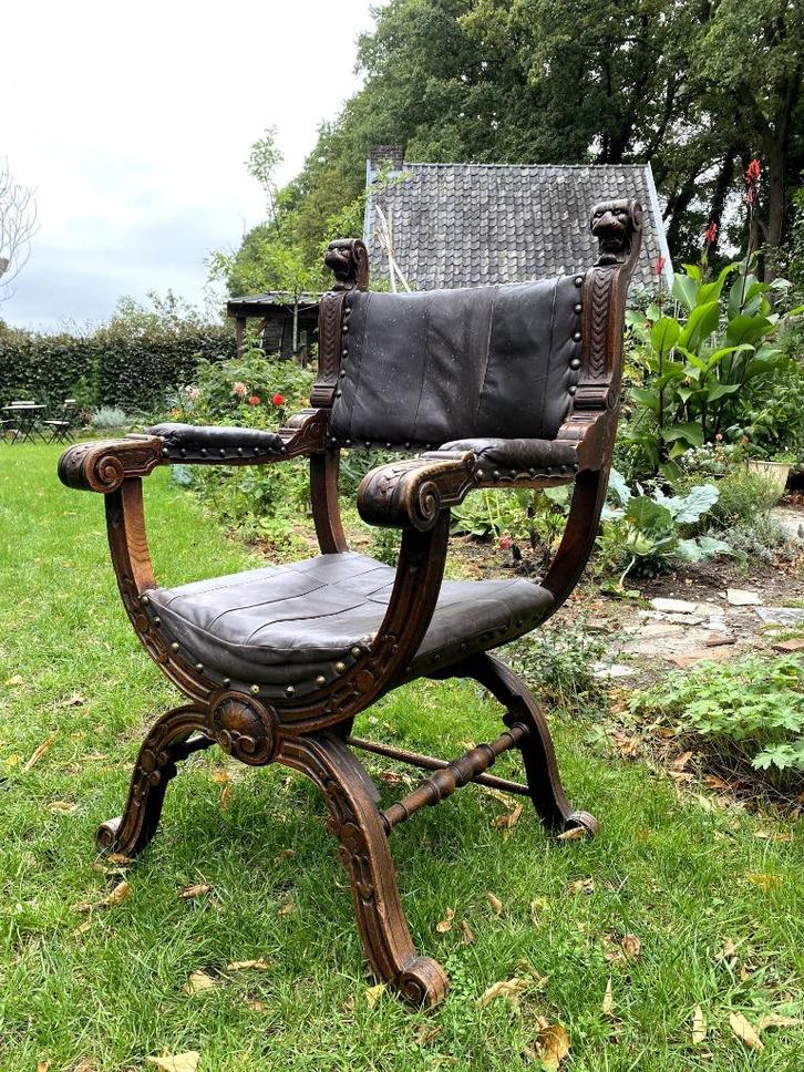 Antieke dagobertstoel / riddestoel leeuwenkop leer hout, Antiek en Kunst, Antiek | Meubels | Stoelen en Banken, Ophalen