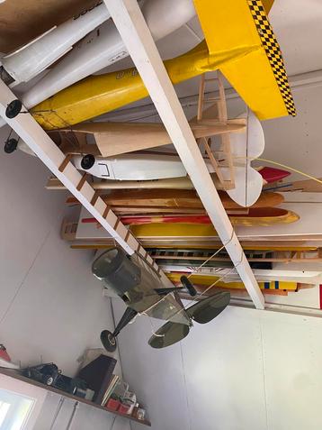 Boedel: complete verzameling voor modelvliegbouwer beschikbaar voor biedingen