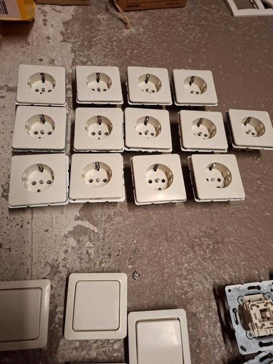 Jung schakelmateriaal crème, Doe-het-zelf en Verbouw, Elektra en Kabels, Gebruikt, Stopcontact, Ophalen of Verzenden