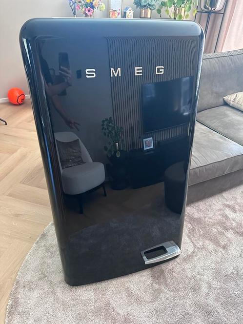 KoelkastDEUR SMEG zwart met mini krasje, Witgoed en Apparatuur, Koelkasten en IJskasten, Zo goed als nieuw, Met vriesvak, 200 liter of meer