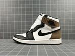 Jordan 1 Retro High | Dark Mocha, Kleding | Heren, Schoenen, Bruin, Nieuw, Ophalen of Verzenden, Sneakers of Gympen