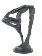Sculptuur van een vrouw door Klara Server, hoogte 53 cm, Ophalen