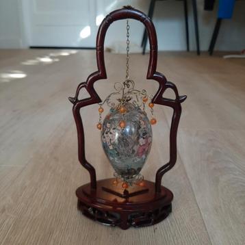 Japans vintage beschilderd, glazen ei in houten standaard beschikbaar voor biedingen
