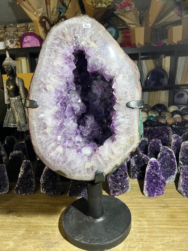 Amethist geode (34) van 32 kg, mooi hol en diep paars., Verzamelen, Mineralen en Fossielen, Mineraal, Ophalen of Verzenden