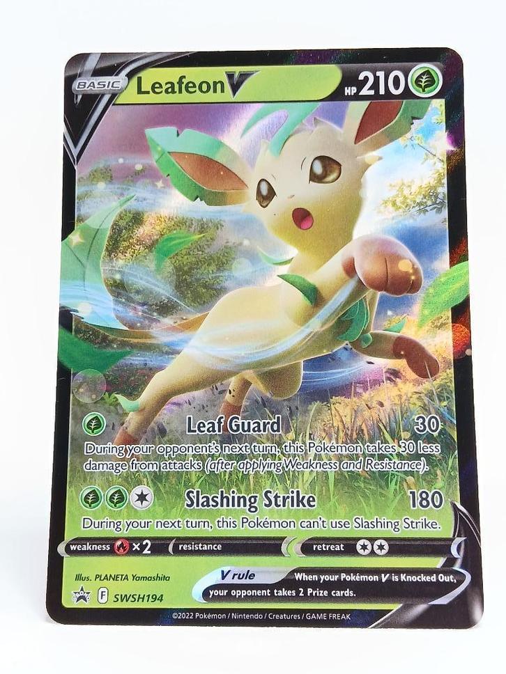 Pokémon - Promo - SWSH194 - Leafeon V - V, Hobby en Vrije tijd, Verzamelkaartspellen | Pokémon, Zo goed als nieuw, Losse kaart