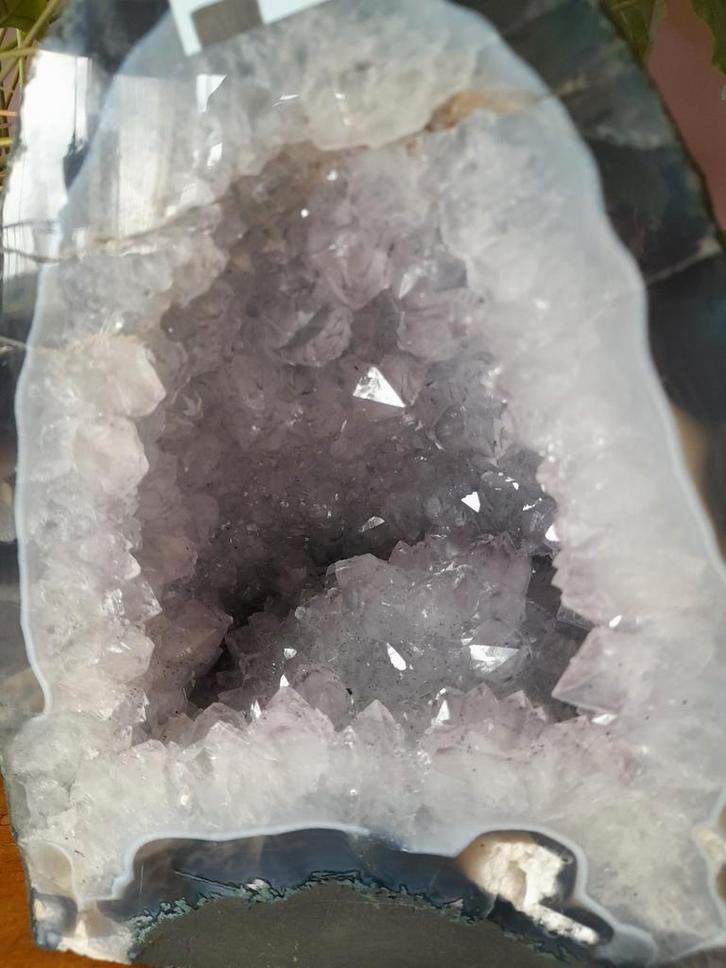 Amethist geode van 6.95 kilo., Verzamelen, Mineralen en Fossielen, Ophalen of Verzenden
