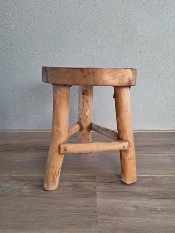 Houten melkkrukje, geolied, in goede staat. beschikbaar voor biedingen