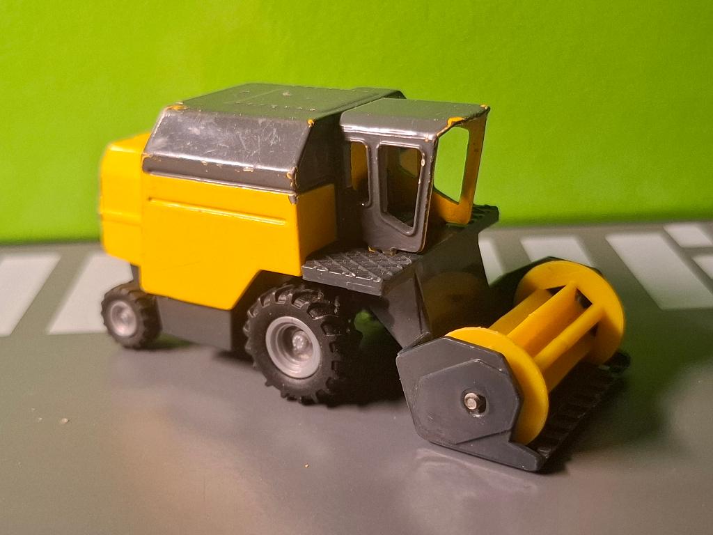 Siku 1024 - Maaidorser [geel] 1/100, Hobby en Vrije tijd, Ophalen of Verzenden, Gebruikt, Tractor of Landbouw