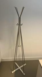 Aluminum coat rack with wooden base, Huis en Inrichting, Woonaccessoires | Kapstokken, Ophalen, Gebruikt, Metaal, Staande kapstok