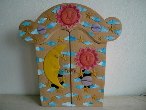 Houten sierkastje ZON en MAAN snijwerk, Huis en Inrichting, Woonaccessoires | Wanddecoraties, Zo goed als nieuw, Ophalen