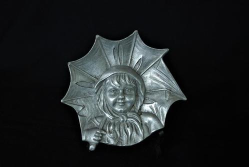 Schaal - Meisje met Paraplu - Aluminium Gestempeld Vintage, Antiek en Kunst, Curiosa en Brocante, Ophalen of Verzenden