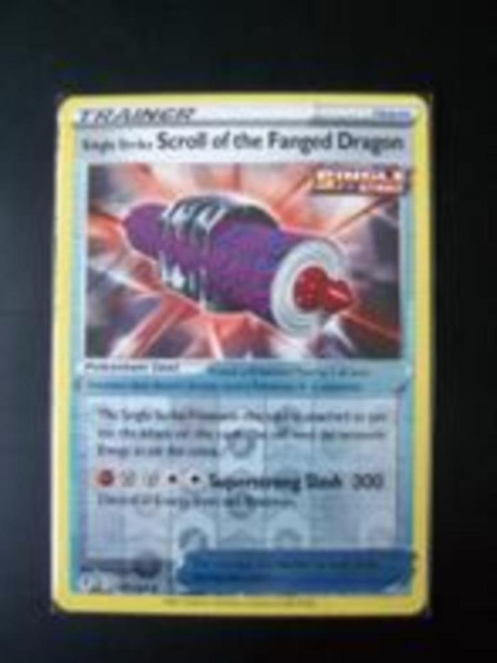 4785 Nieuwe Pokemonl Trainer Scroll of the Fanged Dragon, Hobby en Vrije tijd, Verzamelkaartspellen | Pokémon, Nieuw, Losse kaart