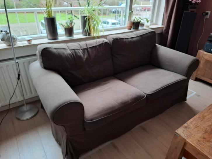 Bruine IKEA Ektorp 2-zitsbank - Den Haag, Huis en Inrichting, Banken | Bankstellen, Gebruikt, Rechte bank, Tweepersoons, 150 tot 200 cm