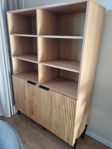 Houten Kast met Planken en Deuren