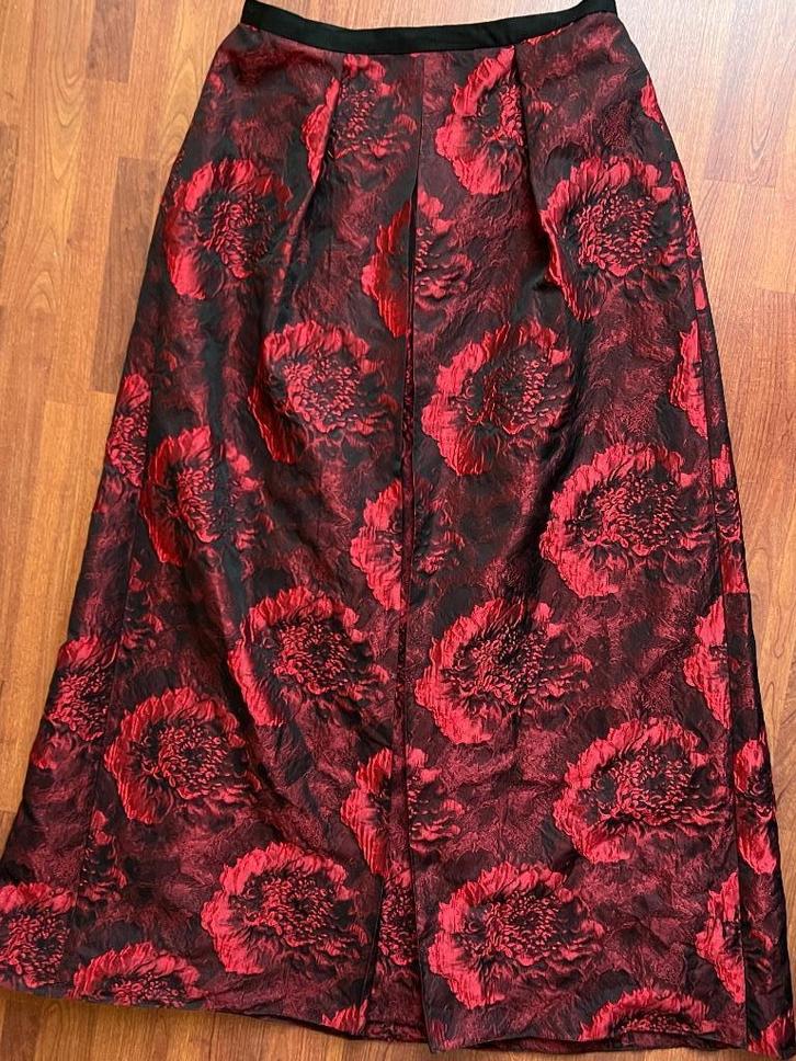 Feestelijke lange rok Marc Valvo rozen maat 42 nieuwstaat!, Kleding | Dames, Rokken, Zo goed als nieuw, Maat 42/44 (L), Rood, Onder de knie