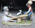 Antiek porseleinen beeldje jongen, meisje en kat op wip, Antiek en Kunst, Ophalen of Verzenden