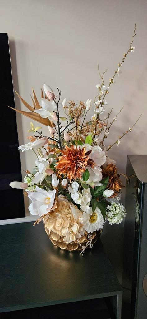 KUNSTBLOEMSTUK MET GOUDEN VAAS, Huis en Inrichting, Woonaccessoires | Kunstplanten en Kunstbloemen, Zo goed als nieuw, Ophalen