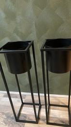 Twee plantenbakjes, Ophalen, Minder dan 30 cm, Rond, Zo goed als nieuw