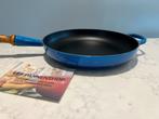 Nieuwe Le Creuset koekenpan 28 cm Azure, Huis en Inrichting, Keuken | Potten en Pannen, Gietijzer, Nieuw, Ophalen of Verzenden