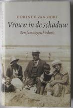 Vrouw in de schaduw - Dorinde van Oort - Familiegeschiedenis, Dorinde van Oort, Nederland, Ophalen, Gelezen