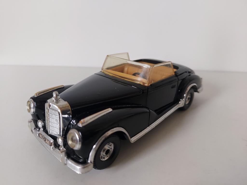 Corgi 806 1659 Mercedes-Benz 300S Cabriolet zwart beige, Hobby en Vrije tijd, Modelauto's | 1:32, Ophalen of Verzenden, Zo goed als nieuw