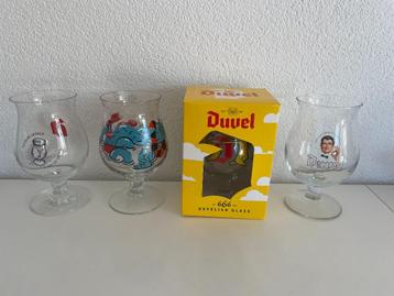 Vier Duvel glazen, een Nina Vandeweghe, een jaarglas ´99 etc beschikbaar voor biedingen