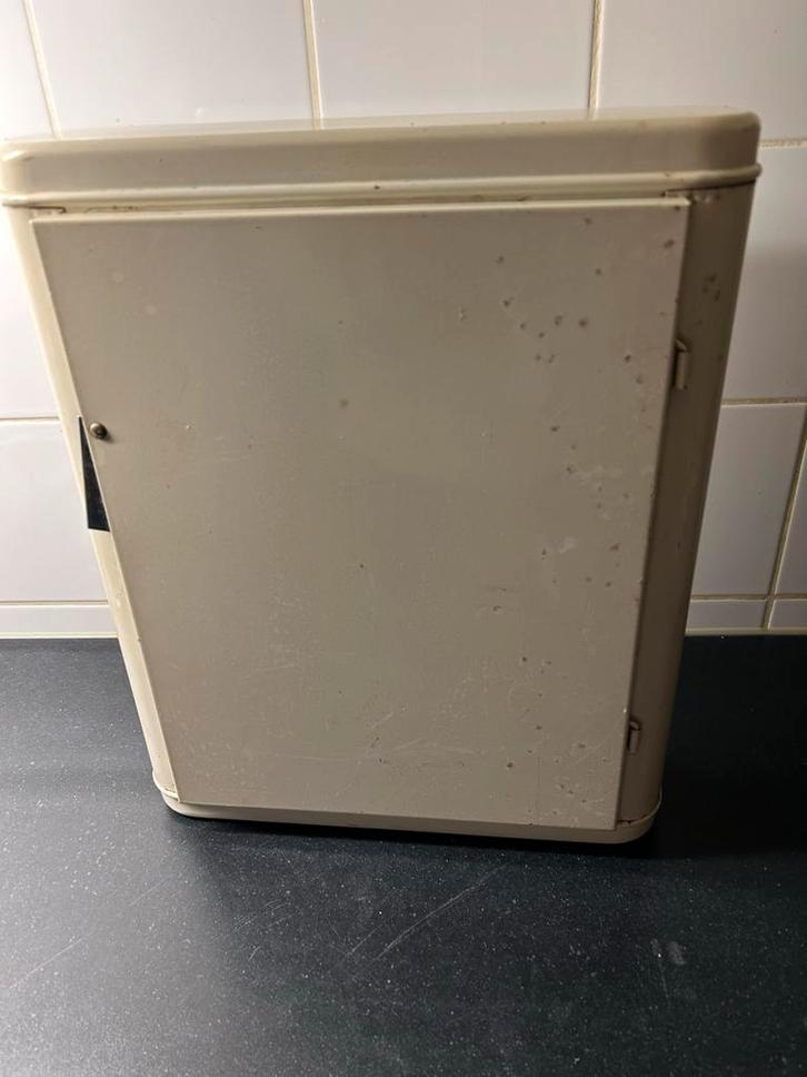 Vintage Metalen medicijn kastje, Antiek en Kunst, Antiek | Meubels | Kasten, Ophalen of Verzenden