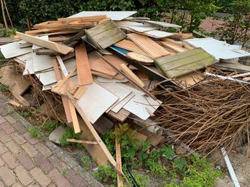 Grote berg hout (stookhout) gratis beschikbaar voor biedingen