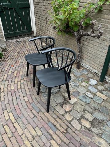 2 Houten Scandinavische Spijlen Stoelen in de kleur Zwart beschikbaar voor biedingen