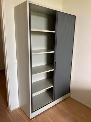 Complete werkplek! Hoge kast, bureaus, ladeblok beschikbaar voor biedingen