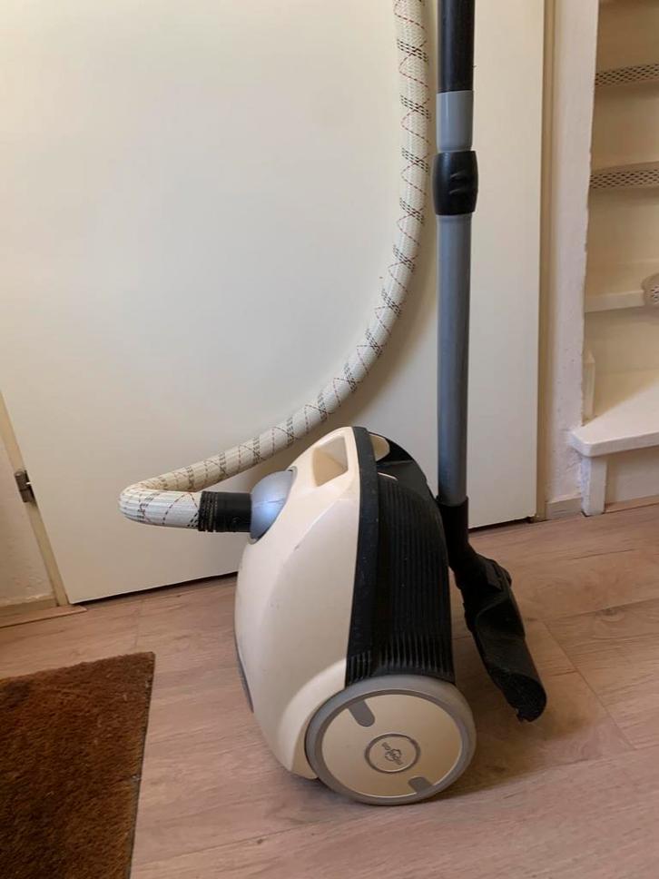 Bosch stofzuiger 2200 whatt, Witgoed en Apparatuur, Stofzuigers, Zo goed als nieuw, Ophalen