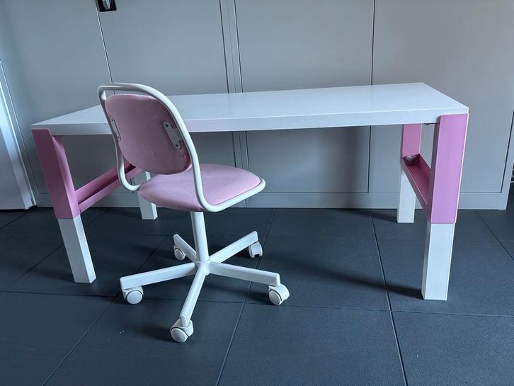 Ikea Pahl bureau 128x58 met Orfjall stoel - roze/wit, Huis en Inrichting, Bureaus, Gebruikt, Bureau, In hoogte verstelbaar, Met wielen