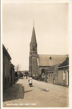 Biezelinge Straatgezicht met vrouw + kinderwagen en n.h.kerk, Verzenden, 1940 tot 1960, Ongelopen, Zeeland