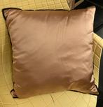 Als nieuw roze satijn Riverdale sierkussen woonkussen kussen, Huis en Inrichting, Woonaccessoires | Kussens, Ophalen of Verzenden