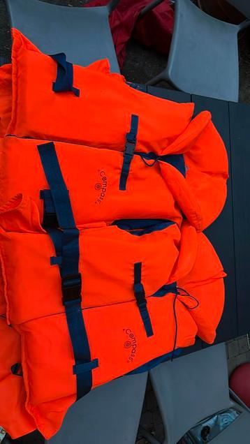 Twee reddingsvesten volwassene beschikbaar voor biedingen
