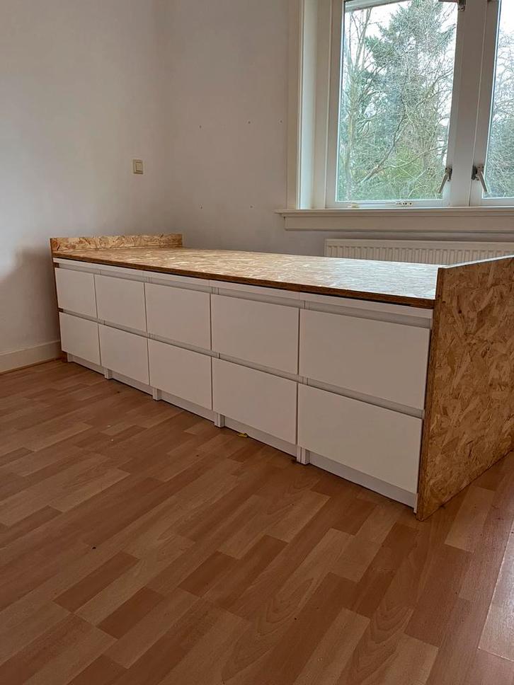 Eenpersoonsbed op 10 Malm kastjes, Huis en Inrichting, Slaapkamer | Bedden, Zo goed als nieuw, Eenpersoons, 80 cm, Hout, Wit, Ophalen