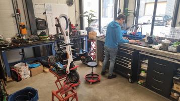 vervangen of repareren banden en remmen elektrische step beschikbaar voor biedingen