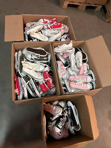 Partij 117 paar nieuwe kinder schoenen. beschikbaar voor biedingen