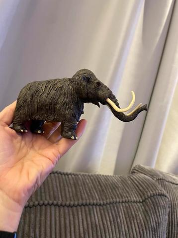 Mooie zware mammoet figuur pop beschikbaar voor biedingen
