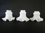 3 Matglazen lampenkapjes in rokmodel geschulpte rand, Antiek en Kunst, Antiek | Lampen, Ophalen of Verzenden