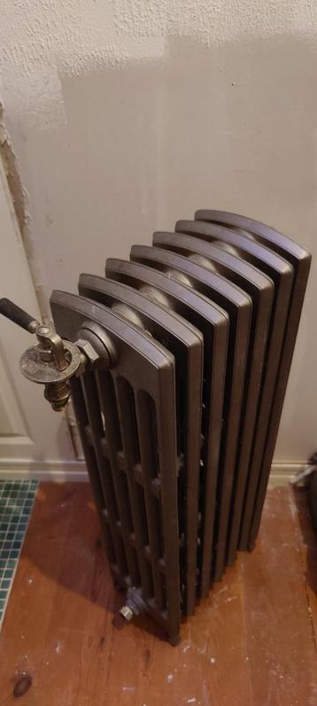 Klassieke Gietijzeren CV radiator met kraan
