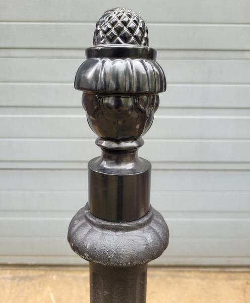 Klassieke paalkop / tuinbeeld dennenappel paal afscheiding, Tuin en Terras, Tuinbeelden, Nieuw, Overige typen, Metaal, Verzenden