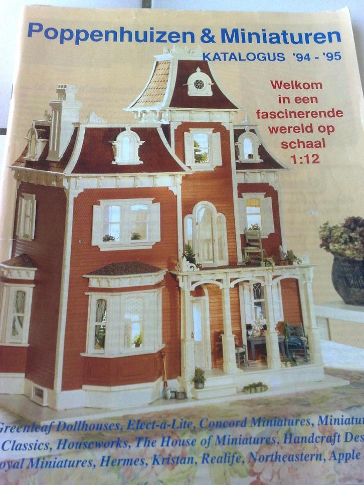Poppenhuizen MINIATUREN katalogus 94-95--97(€2 per stuk), Verzamelen, Poppenhuizen en Toebehoren, Zo goed als nieuw, Overige typen